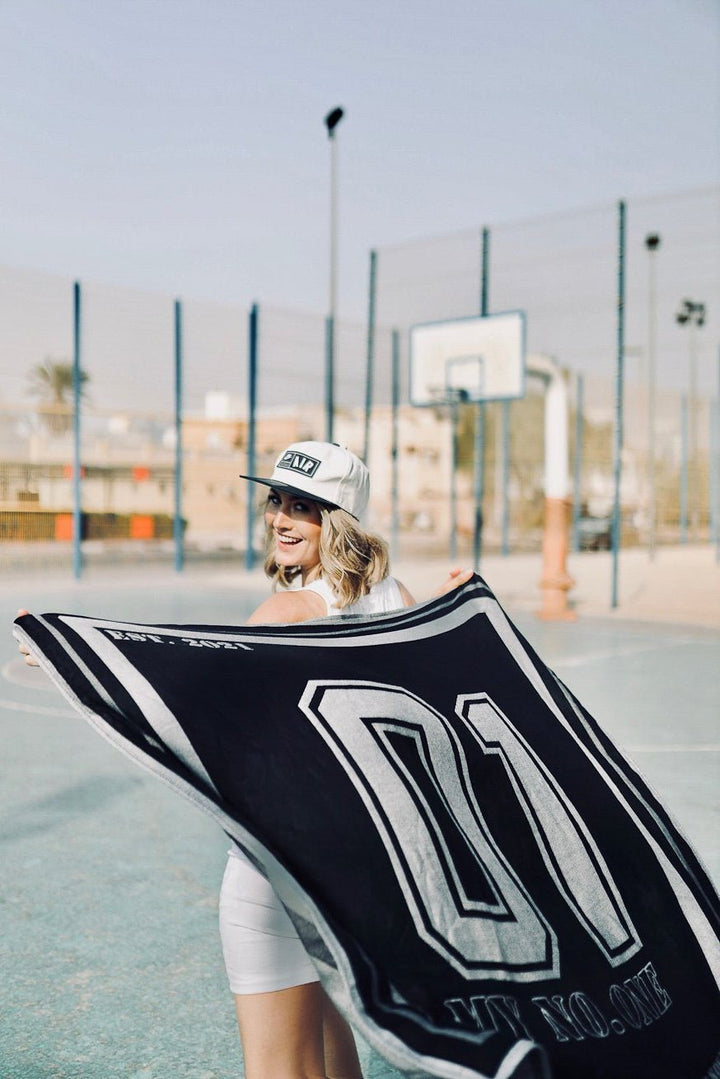 Ο Leo Luan αγκαλιάζει την κουβέρτα Fiona Erdmann - KOKADI