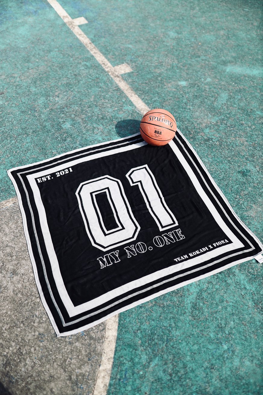 Ο Leo Luan αγκαλιάζει την κουβέρτα Fiona Erdmann - KOKADI