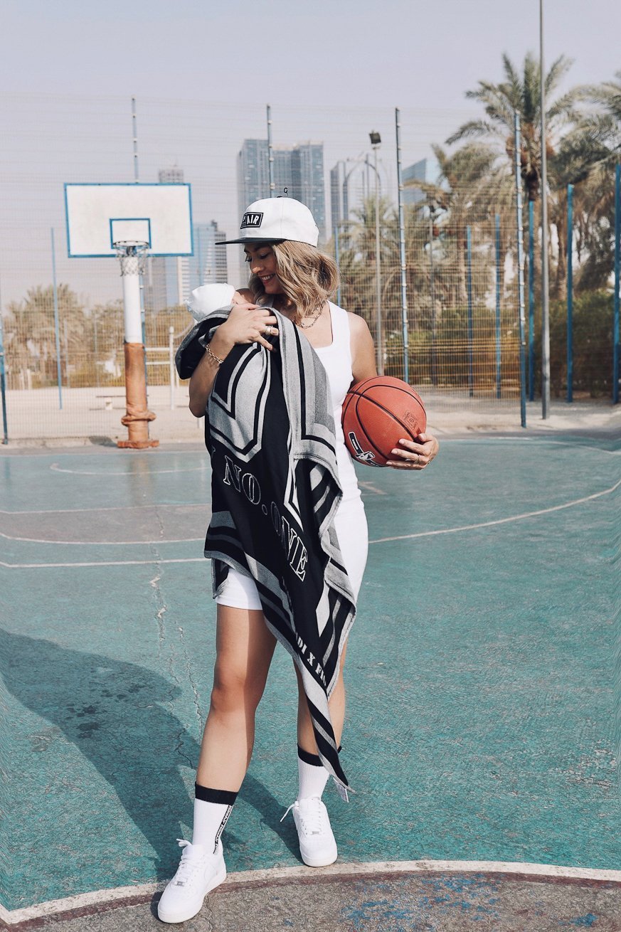 Ο Leo Luan αγκαλιάζει την κουβέρτα Fiona Erdmann - KOKADI